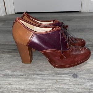 Lacoste Paris Women’s Heeled Leather Oxford size 9